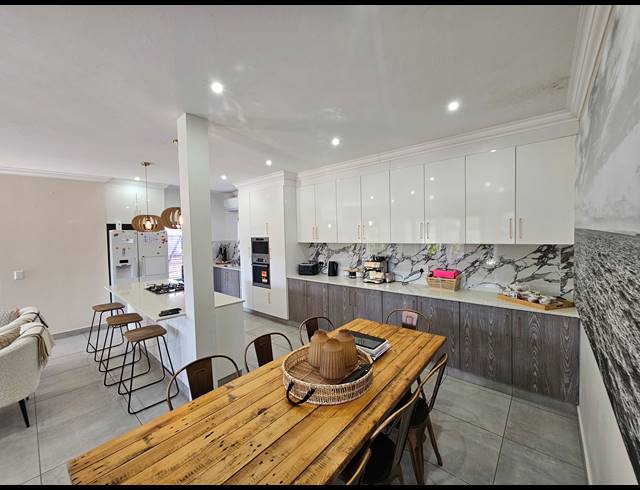4 BEDROOM HOUSE FOR SALE IN NEW SALT ROCK CITY